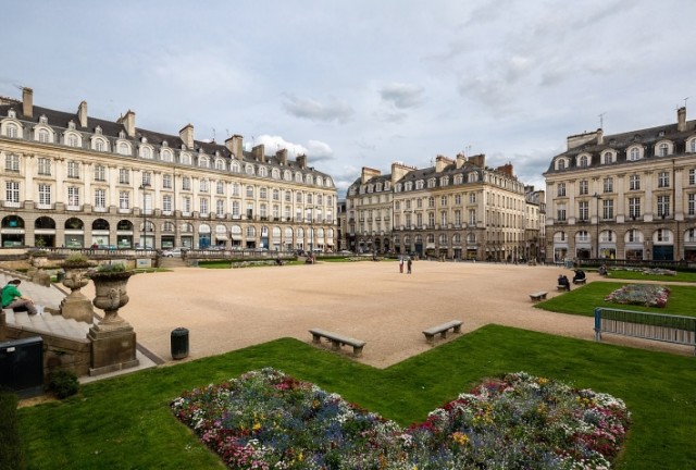 1280px-Vue_nord-ouest_de_la_place_du_parlement_de_Bretagne_Rennes_France