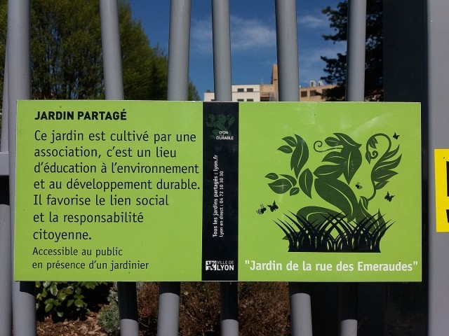 1200px-Lyon_6e_-_Rue_des_meraudes_jardin_partag_plaqu_20210119-090816_1