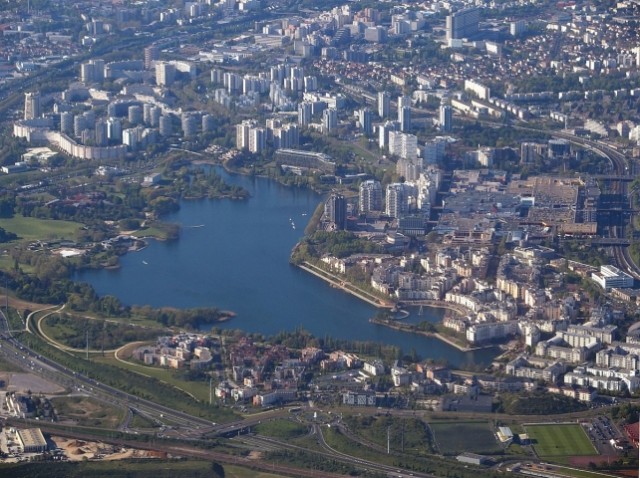 1200px-Vue_arienne_du_lac_de_Crteil