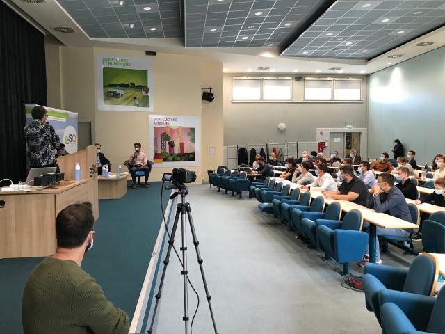 Semenciers et professionnels échangent avec les étudiants sur les enjeux de l'agriculture et  l'alimentation du futur